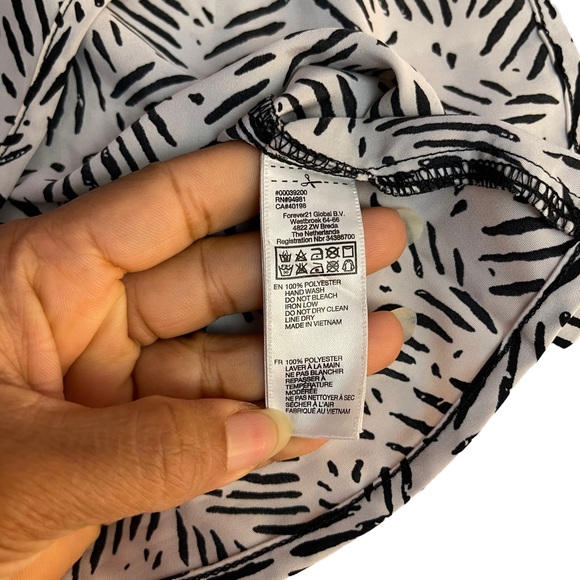 Forever 21 Open Back Crop Top Sheer Geometric Thin White and Black Shirt Size S - Picture 8 of 8